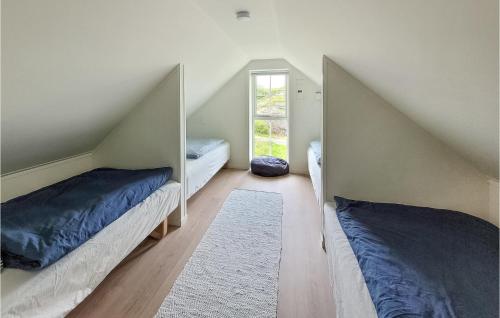 Våge的住宿－Nice Home In Stolmen With House Sea View，阁楼卧室配有两张床和镜子