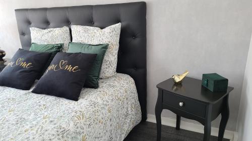 - une chambre avec un lit doté d'une tête de lit noire et d'une table dans l'établissement AppartStudio « You & Me in Champagne », à Épernay