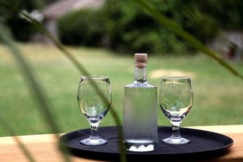 - deux verres à vin et une bouteille sur une table dans l'établissement Zero90, à Swellendam