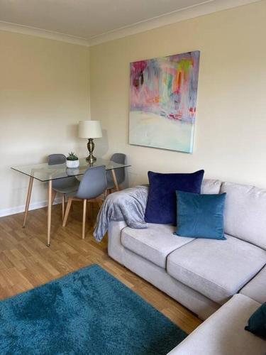 sala de estar con sofá y mesa en 2 bed city centre modern flat, en Edimburgo