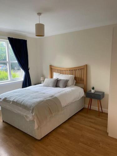 - une chambre avec un grand lit et une fenêtre dans l'établissement 2 bed city centre modern flat, à Édimbourg