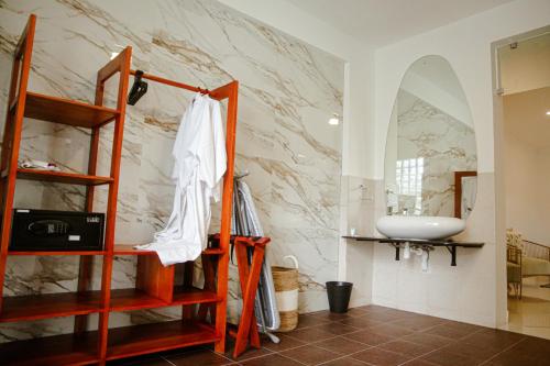 La salle de bains est pourvue d'un lavabo et d'un miroir. dans l'établissement Upendo Boutique Hotel, Dar es Salaam, à Dar es Salaam