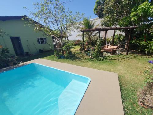 a swimming pool in the yard of a house at Cantinho da Serra in Chapada dos Guimarães
