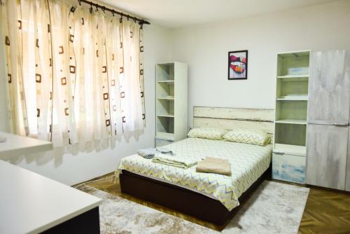um quarto com uma cama num quarto com prateleiras em Vintage Blue em Kumanovo