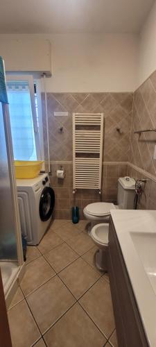 łazienka z toaletą i umywalką w obiekcie Travel Solution - SeaView & Roman Apartments CIR 13014 w Anzio