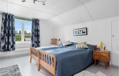 um quarto com uma cama e uma janela em 3 Bedroom Lovely Home In Grue Finnskog 