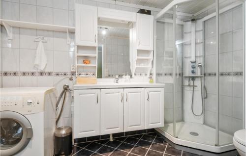 uma casa de banho com um lavatório e uma máquina de lavar roupa em 3 Bedroom Lovely Home In Grue Finnskog 