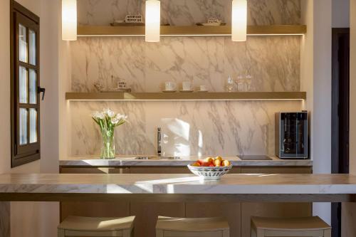 Dapur atau dapur kecil di Angsana Corfu Resort & Spa