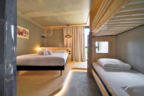 a bedroom with two beds in a room at greet hotel Cernay Mulhouse in Cernay