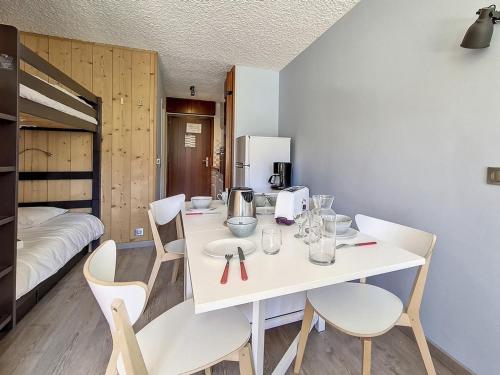 Zdjęcie z galerii obiektu Spacieux studio rénové · Ski aux pieds · Balcon exposé sud - FR-1-688-43 w Méribel