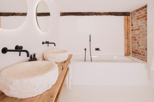 a bathroom with two sinks and a bath tub at V Bezovém Údolí in Kryštofovo Údolí