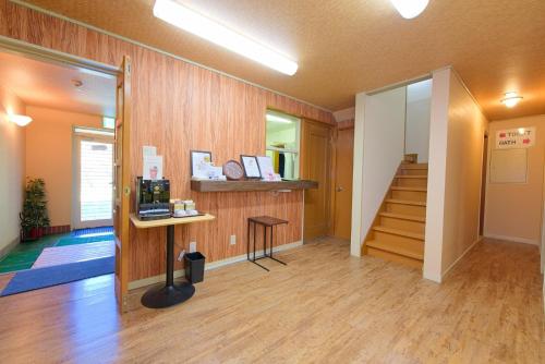 un couloir avec un escalier et une chambre avec un bureau. dans l'établissement TABIHAKU STAY Hakusan - Vacation STAY 37435v, à Shirakawa-gō