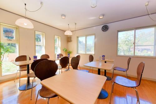 une salle de classe avec des tables, des chaises et des fenêtres dans l'établissement TABIHAKU STAY Hakusan - Vacation STAY 37435v, à Shirakawa-gō