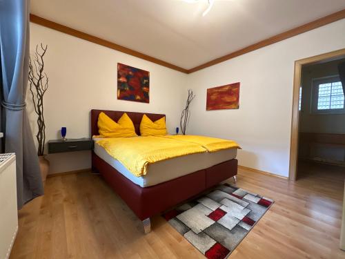 1 dormitorio con 1 cama con sábanas amarillas y almohadas amarillas en Villa Mercedes, en Tobaj