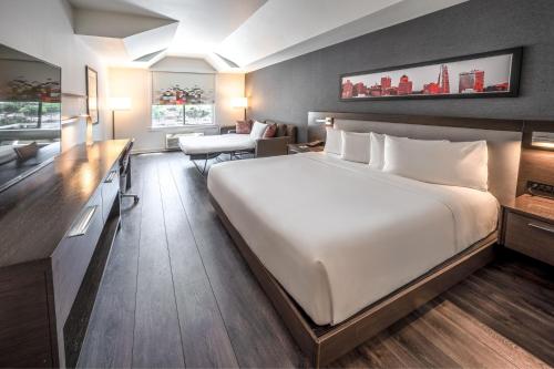 um quarto de hotel com uma cama grande e uma secretária em Aloft San Jose Cupertino em San José
