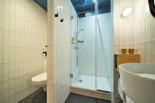 La salle de bains est pourvue d'une douche, de toilettes et d'un lavabo. dans l'établissement greet hotel Cernay Mulhouse, à Cernay