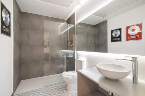 W łazience znajduje się umywalka, toaleta i prysznic. w obiekcie Bowie House - Madrid River-A-SALVAD w Madrycie