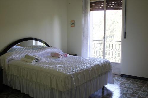 モルマンノにあるStruttura L' Occhio sul Pollinoのベッドルーム1室(ベッド1台、景色を望む窓付)