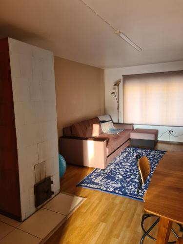 uma sala de estar com uma cama e uma mesa em Apartment Võru vanalinnas em Võru