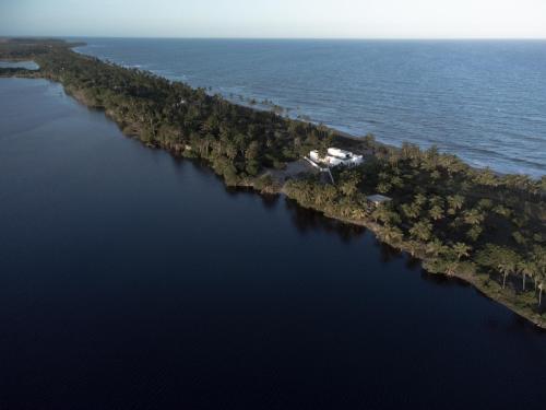 una vista aerea di un'isola in acqua di KA BRU 1100 Boutique Hotel a Taipu