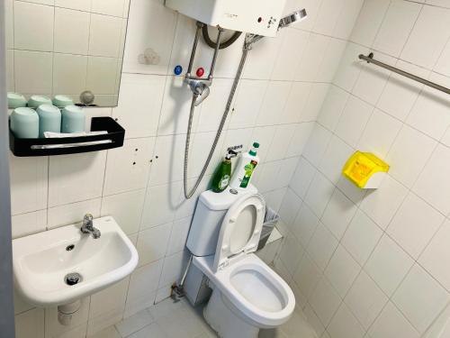 a bathroom with a toilet and a sink at 嘉應賓館HAKKAS GUEST House in Hong Kong