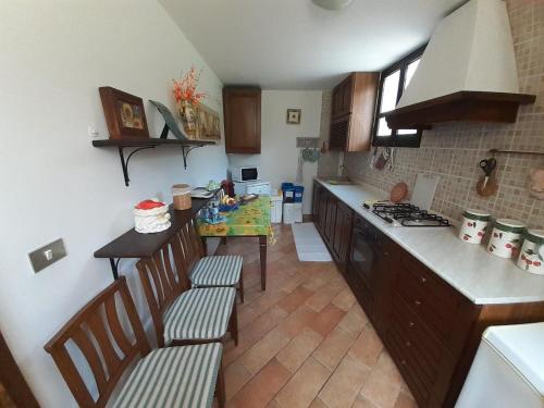 eine Küche mit einer Theke und einem Tisch mit Stühlen in der Unterkunft Villa Elena in Salzano