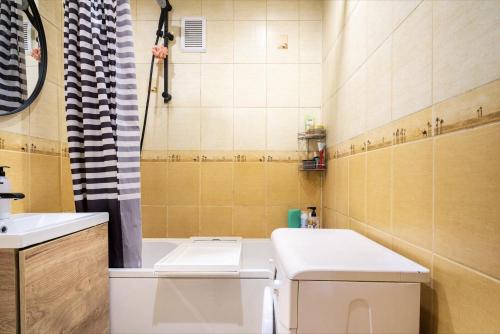 een badkamer met een wastafel, een toilet en een douche bij Cozy flat near city center and airport. FREE PARKING in Vilnius