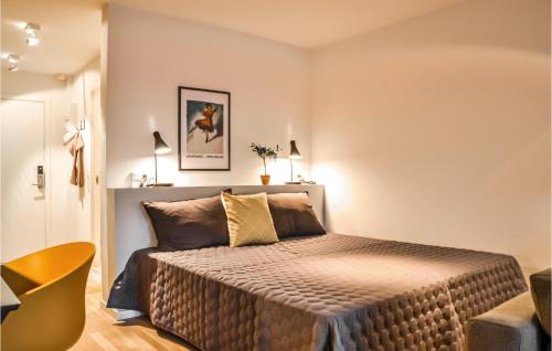 1 dormitorio con 1 cama grande en una habitación en Nice Home In Helsingr With, en Helsingør