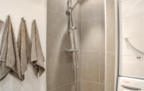 uma cabina de duche na casa de banho com toalhas em Awesome Studio In Helsingr With Kitchen em Helsingor