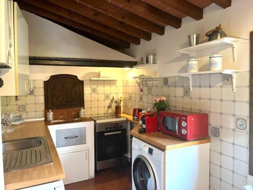 een keuken met een rode magnetron op een aanrecht bij Sweet Home Florence in Florence