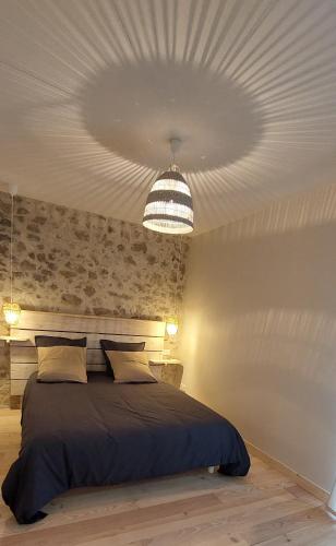 - une chambre avec un grand lit et un plafond dans l'établissement La Maison d'Emile- le Gîte- La Clef de la Grange, à La Fouillade