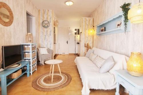 Μια τηλεόραση ή/και κέντρο ψυχαγωγίας στο Stylish bungalow with sea views