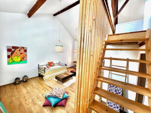 une chambre avec un escalier et un salon dans l'établissement ApartHotel Riviera - MAISON BONAPARTE -Vieux Port Place du Pin, à Nice