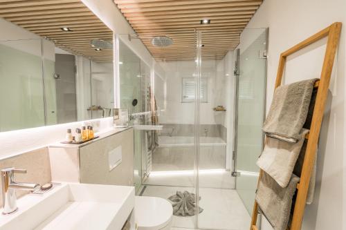 ein Bad mit einer Dusche, einem WC und einem Waschbecken in der Unterkunft Edelbude in Oberstdorf