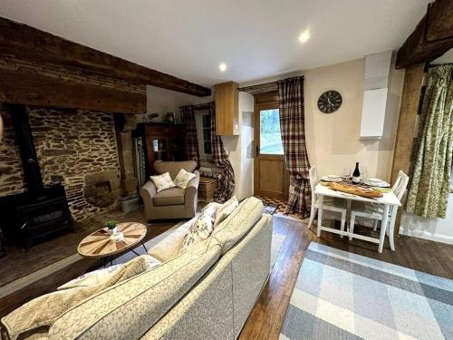 un salon avec un canapé et une table dans l'établissement 