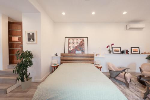 sypialnia z dużym łóżkiem i 2 krzesłami w obiekcie Stunning View Hollywood Hills Guest House w Los Angeles