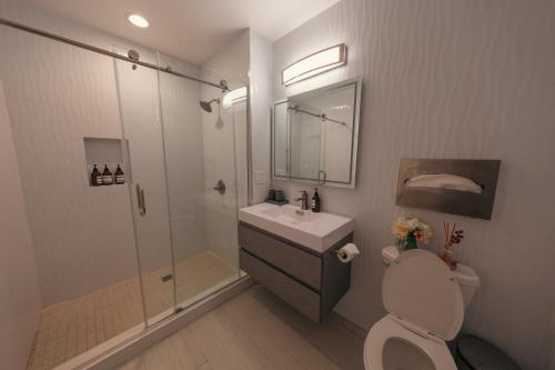 Bilik mandi di Stunning View Hollywood Hills Guest House