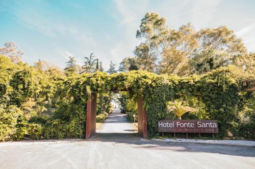 una entrada a un jardín con un arco en Hotel Fonte Santa, en Monfortinho