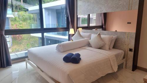 Postel nebo postele na pokoji v ubytování B505-top Floor Pool View 1 Br At Ao Nang Beach