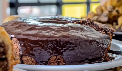 een chocoladetaart op een bord op een tafel bij Falcão Hotel Arapiraca in Arapiraca