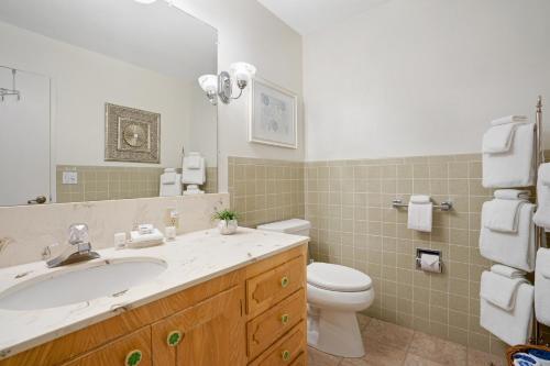 Ein Badezimmer in der Unterkunft Viewcrest Retro Country Home