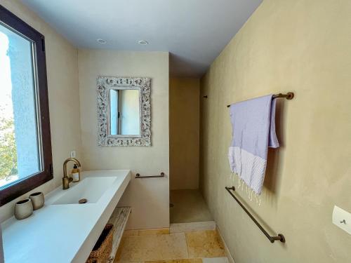 uma casa de banho com um lavatório e um espelho em "Grand Bleu" Villa direkt am Meer em La Seyne-sur-Mer