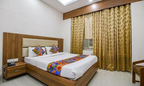 Ένα ή περισσότερα κρεβάτια σε δωμάτιο στο FabHotel Silver Inn I