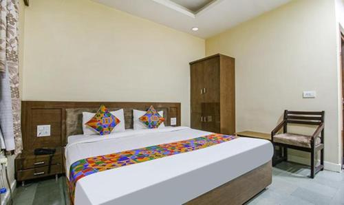 Postel nebo postele na pokoji v ubytování FabHotel Silver Inn I