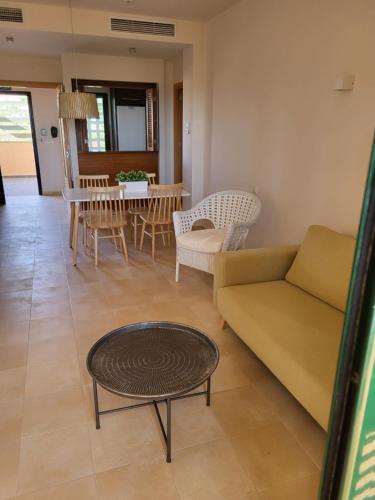 - un salon avec un canapé et une table dans l'établissement Hacienda de Alamo / Casa Veraneo, à Fuente-Álamo de Murcia