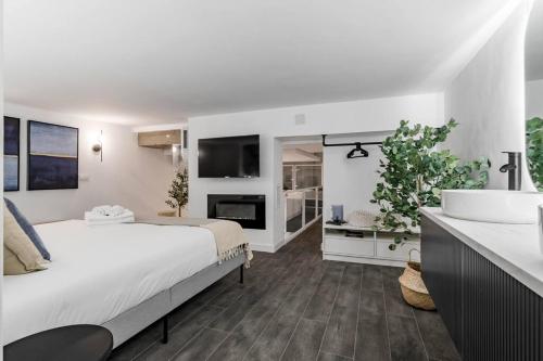 a bedroom with a bed and a sink and a bathroom at Beautiful and cosy flat La Latina-Rastro-IZQ in Madrid