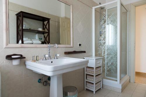 een badkamer met een wastafel en een douche bij Portuense1499 in Ponte Galeria