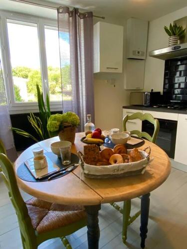 - une table avec un bol de nourriture dans la cuisine dans l'établissement Une pause entre Mer et Marais, à Niort