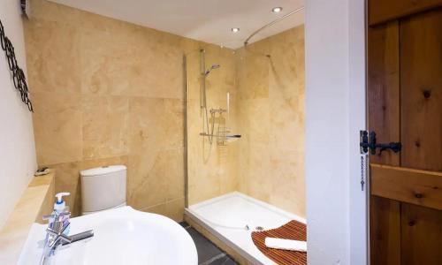 uma casa de banho com um chuveiro, um WC e um lavatório. em The Mistal em Newby Bridge