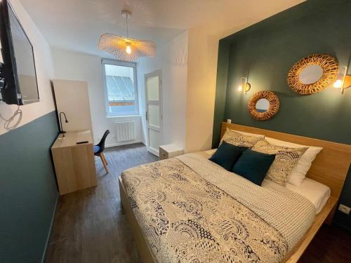 une chambre avec un grand lit avec un mur végétal dans l'établissement Triplex en centre-ville - 273, à Rouen